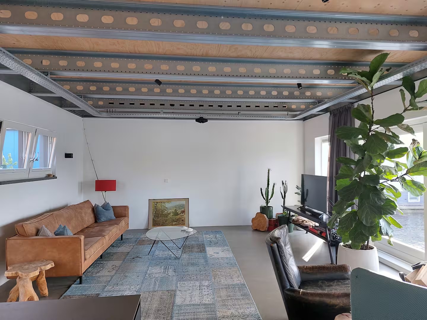 Woonkamer met loft plafond