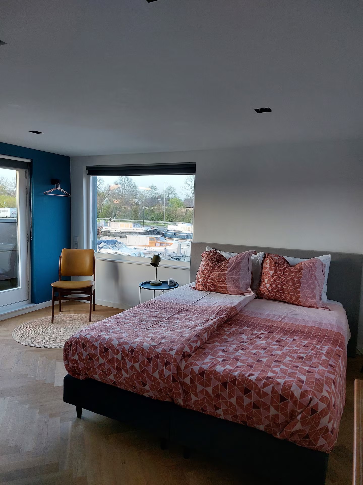 Slaapkamer met havenview